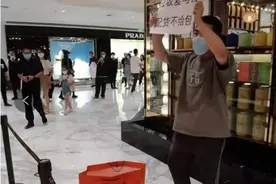 爱马仕疑因“配货不给包”遭抗议，消费者对“自愿配货”态度两极分化图片