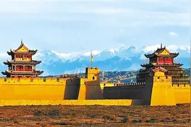 戈壁烟雨嘉峪关图片