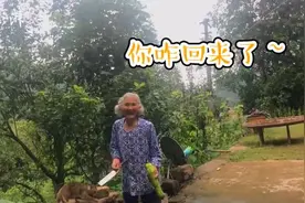 外孙女偷偷回家，外婆看到后开心到跺脚视频封面