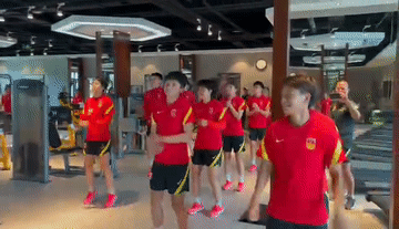 追光丨看王霜跳奥特曼舞，探营中国女足奥运集训