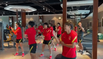 追光丨看王霜跳奥特曼舞，探营中国女足奥运集训