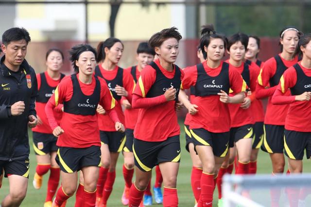 追光丨看王霜跳奥特曼舞，探营中国女足奥运集训