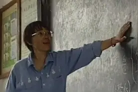 致敬！一段视频记录下24年前张桂梅在讲台倒下瞬间视频封面