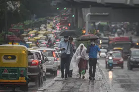 印度迎来降雨天气 造成交通堵塞图片