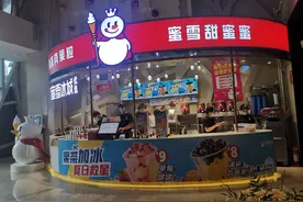 奶茶热背后：伪平台“收割”加盟商，奶茶版“浓汤宝”调出牛乳茶图片