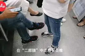 高温天上海地铁乘客呈骤增之势！拥挤车厢众多人翘“二郎腿”，走道呈“S”形｜酷暑直击图片