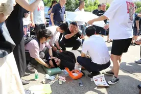 医学院内男子心跳骤停，“神仙团队”20分钟救回图片