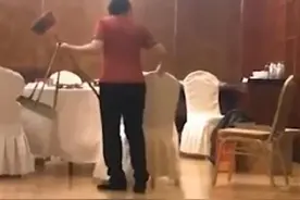 星级大酒店回应服务员拿扫把清理餐桌：是餐桌专用扫帚 已改善劳动工具图片