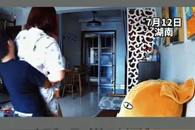 湖南一10岁男孩看见受伤的妈妈差点摔倒，立马跑到妈妈身边，神力抱起拄拐妈妈视频封面