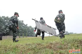 武警四川总队医院预提卫生士官集训队开展卫勤演练图片