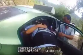老人下身瘫痪大小便失禁，民警毫不犹豫一把抱起送其回家图片