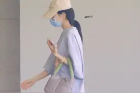 行走的风景线！迪丽热巴穿宽大T玩下衣失踪 粉丝：姐姐真是能驾驭任何一种风格图片