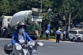 今天上午曲阳路祥德路一搅拌车撞上非机动车 骑车人不幸身亡图片