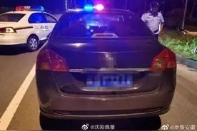2名未成年女孩被陌生人从酒吧带走 17岁男孩报警救人图片