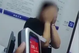 司机醉驾遇查拒不下车 撒娇式求饶：我是女孩，能温柔点吗？图片