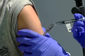 辉瑞疫苗加强针引争议 美国疾控中心：或引发副作用视频封面