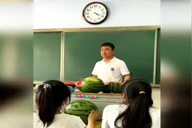 大型“吃瓜”现场！班主任收到学生送的半个西瓜后回赠全班同学西瓜宴视频封面