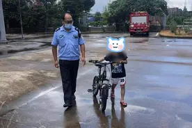 危险！顺德一小男孩在马路上胡乱窜，让人心惊肉跳图片