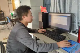 黄旭：三年驻村路，一生扶贫情图片