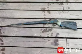 男子湖边游泳竟然捞出一杆猎枪，已交派出所图片