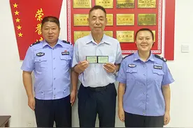 衡阳75岁“大龄考生”拿到驾照啦图片