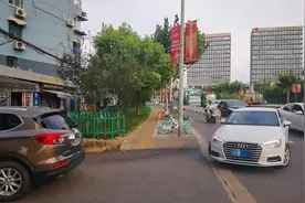 又是堵车又是事故！上海宝山的这个三角地带，集卡太多了图片