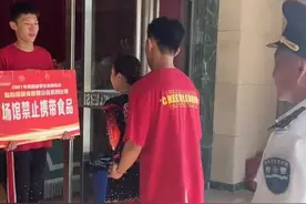 啦啦操女队员轻松一跃，帮保安大爷贴横幅，厉害了图片
