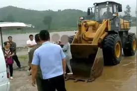 孕妇腹痛难忍送医途中遇大水阻挡 民警协调铲车装人过河图片