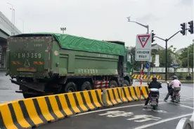 预防大型车右转“包饺子”，上海交警试点推广“大车右转必停”图片