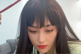 张馨予戴黑长直假发cos喵星人 神态乖巧仿佛在看“小爪爪”图片