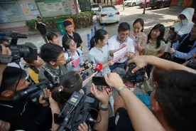 河南邮政投出我省首封高考录取通知书 学霸为保送清华的郑州外国语学子图片