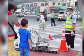 夏日炎炎暖心市民用遥控车给执勤交警送水 交警敬礼致谢图片