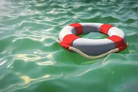 男子游泳圈脱落海里溺水，沉入海中下落不明图片