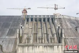 航拍广西龙滩水电工程图片