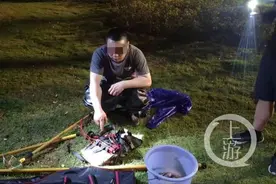 嘴馋！两男子冒着大雨 长江边电鱼被抓现行图片