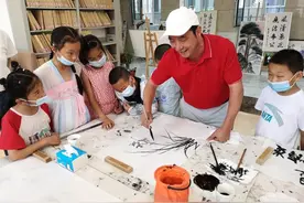 金华书画名家走进新疆温宿 携手中小学生创作书画图片