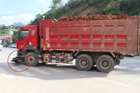 摩托“钻”进大车底 虎口脱险真奇迹图片