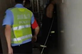 清城一女子爬出20楼外欲轻生！蜀黍到场后却先去了19楼…图片