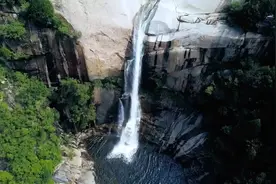 泉水缠绕 溪水充盈 雨后泰山现龙潭飞瀑奇观图片