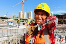 建筑工地调整上下班时间避高温，还有免费冰镇酸梅汤和西瓜图片