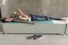 毛坯房内，“肺结核”流浪汉身体虚弱，民警将其送医救治图片