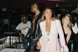 人生赢家！亚历山大晒与女友合照：他和她图片