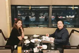 麦迪娜挺孕肚聚餐四肢仍纤细 自曝二胎将于9月生产图片