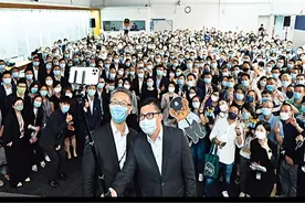 邓炳强出席警总欢送会，与400名同袍及新任港警一哥自拍图片
