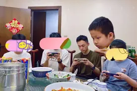 没想到吧～我靠玩游戏给朋友的孩子们硬灌了一大碗鸡汤图片