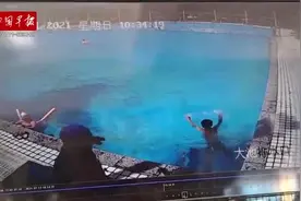 男孩误入泳池深水区致溺水，来宾一游泳高手立刻下水救人图片