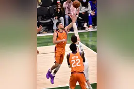 布克空砍42分！雄鹿逆转太阳，NBA总决赛2-2战平图片