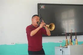 中国故事｜乡村校长李中华：用一支唢呐，托起一所村小图片