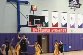 14岁少女独霸篮下，和姚明一样高图片