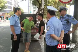 新邵交警对残疾人人性化执法赢赞誉图片